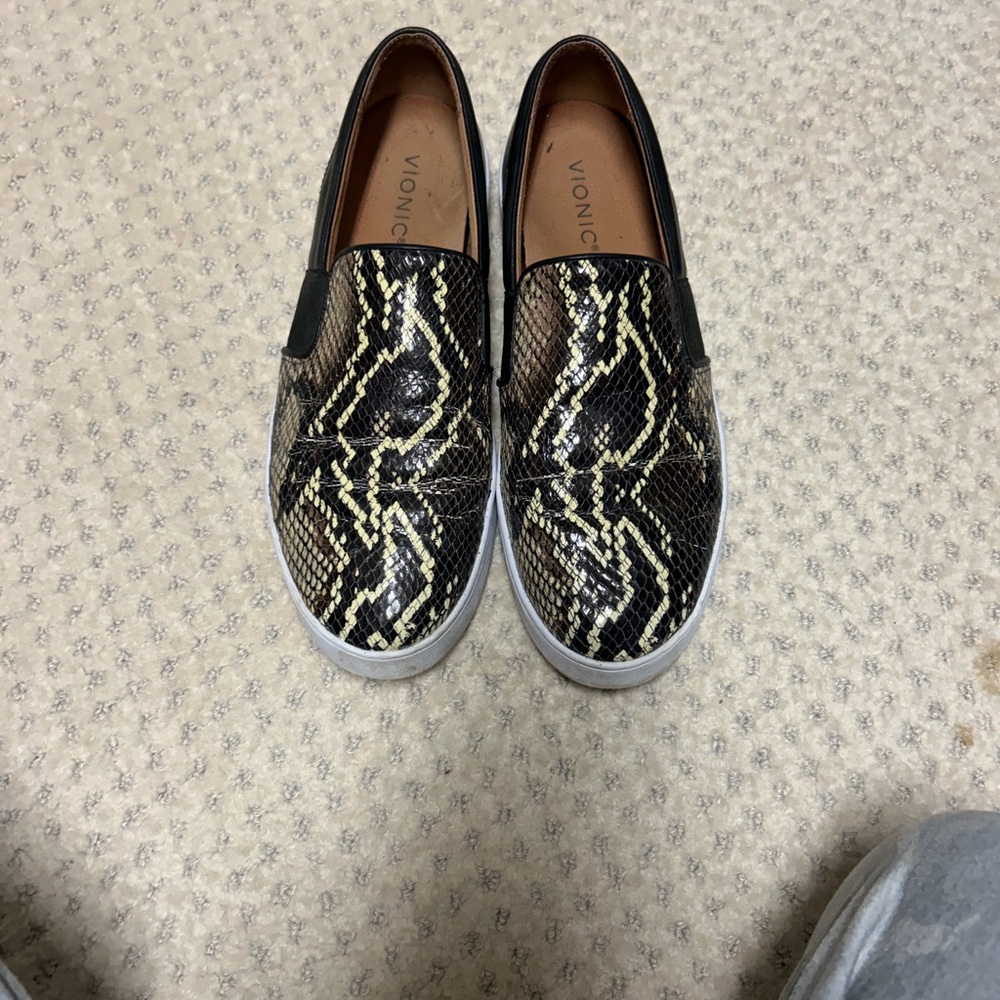 Vionic Demetra Boa Black Leather Slip-On Sneakers